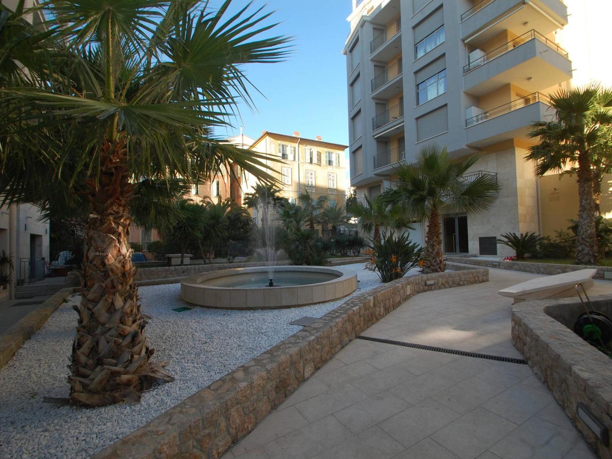 Charmant 2P Moderne Avec Terrasse, Parking Prive, En Plein Centre De Menton, A 2 Pas De La Mer - Fr-1-196-200 Exterior photo